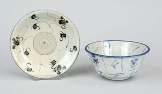 Tea bowl and saucer, China, Ming dynasty(1368-1644), porcelain with cobalt blue underglaze decoration of flowers and characters, d 13cm