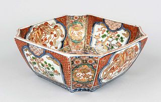 Imari bowl, Japan, Meiji period(1868-1912), around 1900, square with indented corners, porcelain with polychrome glaze painting and gold paint, phoeni