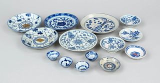 10 plates and 4 liquor bowls, China, 18th/19th/20th c., porcelain plates with cobalt blue underglaze decoration, chips, d to 15cm