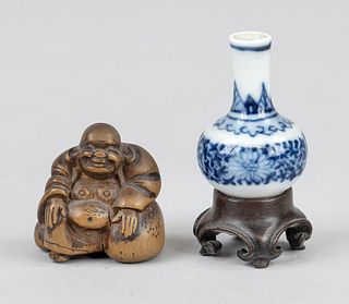 Netsuke Budai and miniature vase, China/Japan, c. 1900, thick-bellied Buddha of carved boxwood and porcelain miniature vase on base, 3.5x3.5cm/ h 4cm