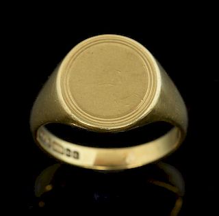 Gentleman's 9ct gold oval signet ring.