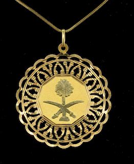Gold medallion pendant and chain. Mounted in 18 ct