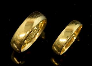 Two 22 ct gold wedding band rings.