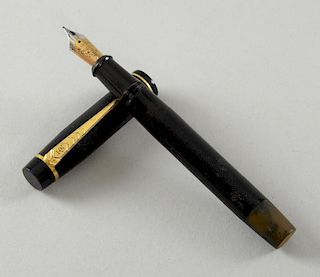 De La Rue & Co. Onoto Magna pen, in black, the cap with gold metal clip and gold metal bands and with 7 nib