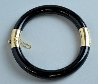 Onyx and gold hinge bangle with 14 ct gold fittings.