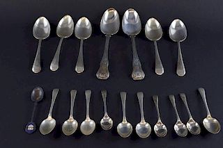 Pair of William IV crested fiddle, thread and shell pattern tablespoons London, 1830, five Old English pattern dessert spoons