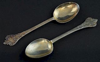 Pair of Art Nouveau Britannia standard silver spoons, London 1903, by Goldsmiths & Silversmiths Co., 0.8oz, 27g,