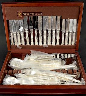 Modern canteen of silver cutlery, comprising seven dinner forks, eight dessert forks, eight dessert spoons, four tablespoons,