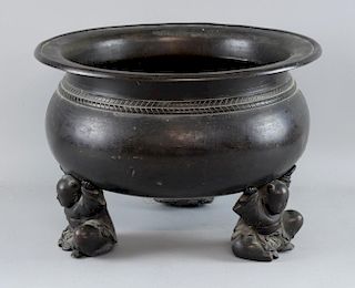 Chinese bronze cauldron raised on three figural feet, diameter 37cm,