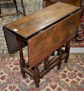 Late 17th/early 18th century oak drop leaf table