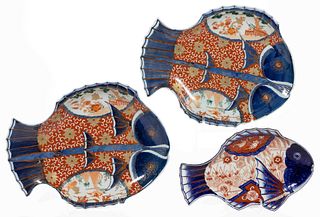 JAPANESE MEIJI / TAISHO-PERIOD IMARI PORCELAIN FISH-SHAPED DISHES, LOT OF THREE