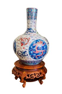 Porcelin vase with wood stand