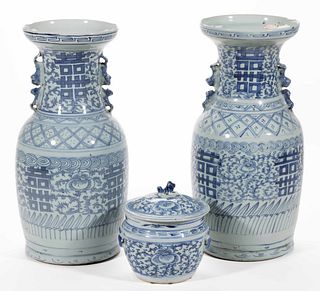 CHINESE EXPORT PORCELAIN BLUE AND WHITE ARTICLES, LOT OF THREE