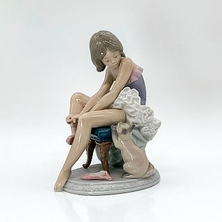 Can I Help? 1005689 - Lladro Porcelain Figurine