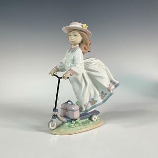 On The Go 1006031 - Lladro Porcelain Figurine