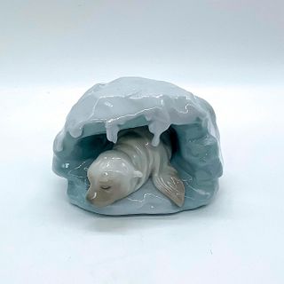 A Snowy Haven 1008061 - Lladro Porcelain Figurine