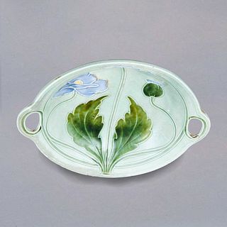 PLATÓN DECORATIVO ORIGEN EUROPEO Ca. 1910 Estilo ART NOUVEAU Elaborado en cerámica policromada Decoración vegetal 30 cm...
