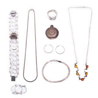 Pulsera de monedas, anillo, 2 collares, perfumero, pulsera, par de arracadas y pendiente en plata .925. Peso: 92.0 g.