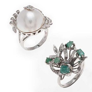 Dos anillos vintage con esmeraldas, media perla cultivada y diamantes en plata paladio. 5 esmeraldas distintos cortes y calidades....