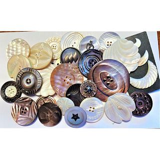 A BAG LOT OF MOSTLY DIVISION ONE PEARL BUTTONS