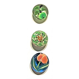 A SMALL CARD OF STUDIO ARTIST PAPERWEIGHT BUTTONS