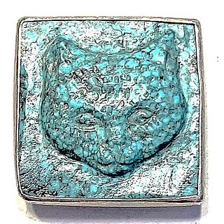 A HEVILY CARVED TURQUOISE STONE OF A DOMESTIC CAT BUTTON