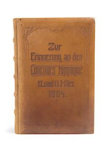 Zur Erinnerung an den Concours hippique 12. und 13. Maerz 1904 (gepraegter Deckeltitel, umrandet von Jugendstilornamentik). H