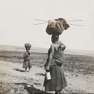 Sammlung von 45 OPhotographien (Vintages, Silbergelatine Abzuege) wohl aus Suedafrika, um 1900. Format meist ca. 8,5 x 8,5 cm