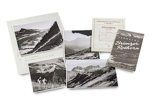 Sammlung mit insg. 38 OPhotographien (Silbergelatine, ca. 13 x 13 bis 18 x 19 cm), 2 Landkarten und 1 Zeitungsartikeln zu den