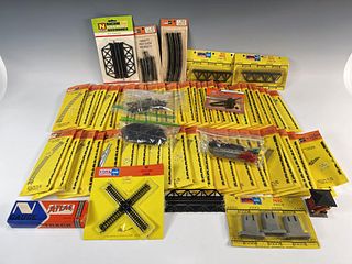 LOT OF N SCALE MODEL TRAIN TRACK AND ACCESSORIES 
