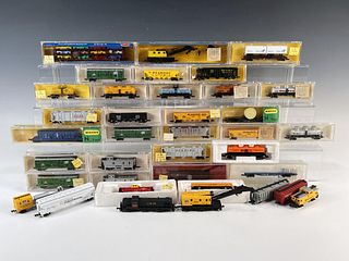 LOT OF N SCALE MODEL TRAIN FREIGHT CARS