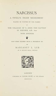 Lee, Margaret L.Narcissus. A Twelfe Night Merriment. London, Nutt 1893. XXXII., 51 S. OPpbd. mit Goldpraegung.