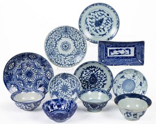 CHINESE / JAPANESE EXPORT PORCELAIN BLUE AND WHITE ARTICLES, LOT OF 11