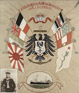 Erinnerungsbild. Seidenstickbild 'Zur Erinnerung an meine Dienstzeit in Kiautschou. Fridol. Saam. 1899.' Um 1899.  Mehrfarbig