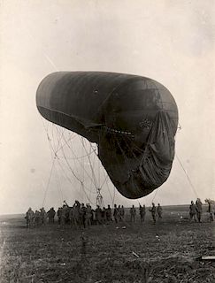 Bayerische Ballon/Flieger-Einheit. Etwa 1917/18. Sammlung von 365 OPhotographien (Vintages, Silbergelatine Abzuege). Versch. 