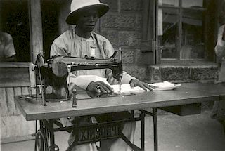 Sammlung von 133 Photographien aus Monrovia, Liberia. Etwa 1929-1939. Formate zwischen 3,3 x 4,3 cm u. 11,5 x 15,9 cm. Mont. 