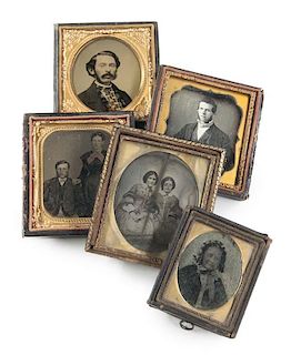 Sammlung von 5 gerahmten Portraits im Carte de Visite-Format: 1 Daguerrotypie, 2 Ferrotypien, 2 Ambrotypien. (Um 1860). Forma