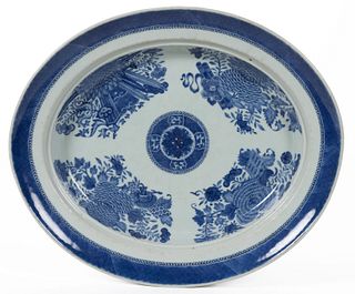 CHINESE EXPORT PORCELAIN BLUE AND WHITE FITZHUGH PLATTER