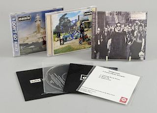 Oasis - ﾑBe Here Nowﾒ CD signed by Noel Gallagher & promo CD, ﾑDonﾒt Go Awayﾒ sealed Japanese CD single, ﾑStand B