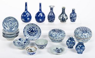 CHINESE BLUE AND WHITE PORCELAIN ASSORTED DIMINUTIVE ARTICLES, LOT OF 18