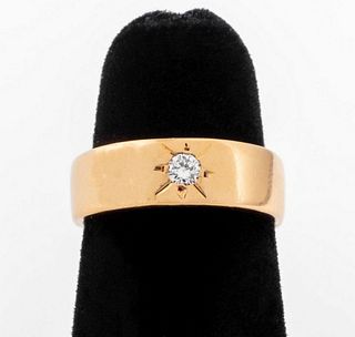 Vintage 14K yellow gold diamond engraved starburst design band ring, set with one round brilliant-cut diamond; approx: 0.05 carat. Ring measures: 0.75
