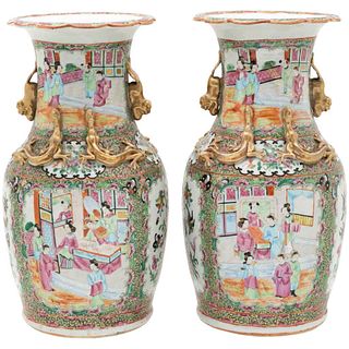 PAR DE JARRONES. CHINA, SIGLO XX. Porcelana estilo FAMILIA ROSA. Decorados con escenas costumbristas orientales. 36.5 cm de alto