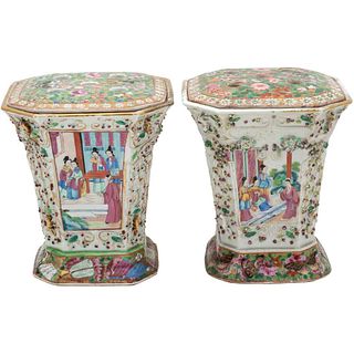 PAR DE FLOREROS. CHINA, SIGLO XX. Porcelana estilo FAMILIA ROSA. Decorados con escenas costumbristas orientales y motivos florales.