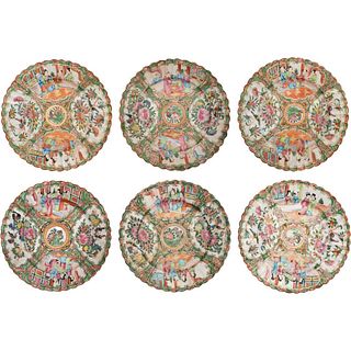 LOTE DE SEIS PLATOS. CHINA, SIGLO XX. Porcelana estilo FAMILIA ROSA. Decorados con escenas costumbristas orientales y motivos florales.