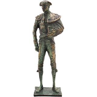 HUMBERTO PERAZA OJEDA. TORERO EN PASEÍLLO. Fundición en bronce patinado Firmada y fechada "H. Peraza 1984". 46 cm de alto