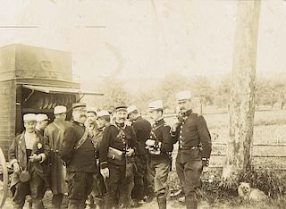 Photoalbum eines frz. Kavalleristen mit 103 OPhotographien und 2 OPhotopostkarte. (Silbergelatine, um 1910). Maße ca. 3 x 4