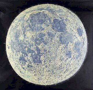 Der Mond. Wandkarte. Farboffset. Bern, Hallwag, dat. 1967. Format ca. 83,5 x 84,5 cm. Am oberen u. unteren Rand mit Holzhalte