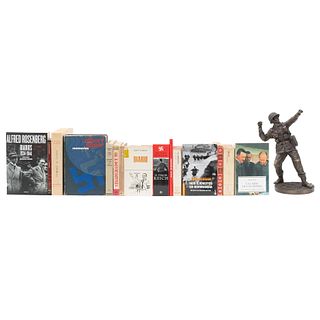 Libros sobre la Segunda Guerra Mundial y escultura de soldado. Crímenes de Guerra /  El Tercer Reich / Escultura de soldado. Piezas: 17