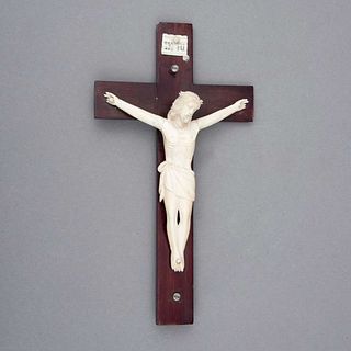 CRISTO CRUCIFICADO. SXX. Talla en marfil, cruz de madera. Cristo: 15 x 12.5 cm; cruz: 25.5 x 14 cm.