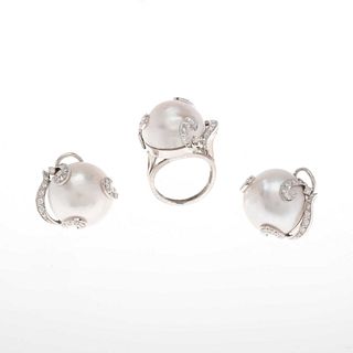 Anillo y par de aretes vintage con medias perlas y diamantes en plata paladio. 3 medias perlas cultivadas color gris de 18 mm. 6...